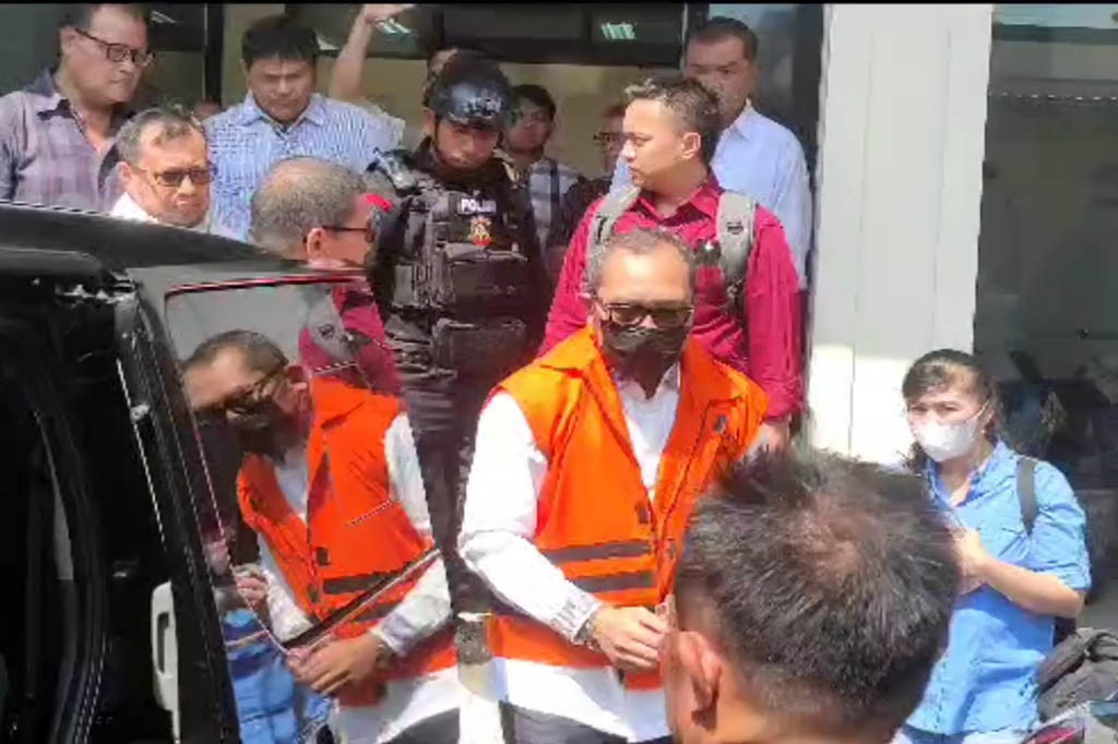 Akibat perbuatannya, politisi Partai Golkar ini dijerat dua pasal sekaligus. Yaitu pasal 12 huruf a dan pasal 11 Undang-undang Tindak Pidana Korupsi.