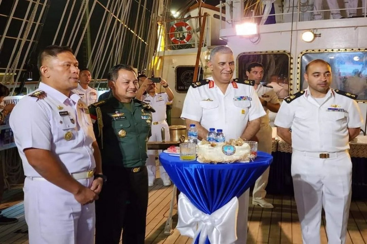Dalam kunjungan kehormatannya tersebut Letkol Laut (P) M. Sati Lubis selaku Komandan KRI Bima Suci menyampaikan rasa terima kasihnya atas fasilitas yang disediakan dan diberikan oleh Alexandria Naval Base selama KRI Bima Suci bersandar. Lebih lanjut, disampaikan bahwa selama sandar tiga hari KRI Bima Suci melaksanakan beberapa kegiatan seperti bekal ulang logistic dan melaksanakan Cocktail Party yang mengundang Commander of Alexandria Naval Base sebagai tamu kehormatan beserta staff serta kunjungan prajurit KRI Bima Suci ke kapal perang Angkatan Laut Mesir.