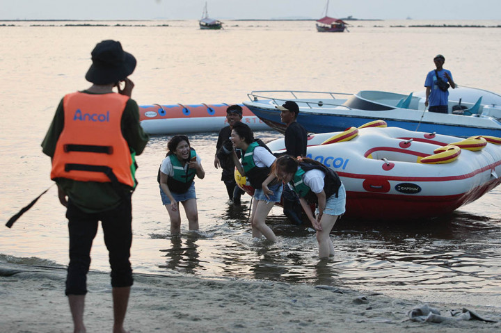 Pengunjung bermain sambil menikmati sunset di Pantai Lagoon, Ancol, Jakarta, Selasa, 23 Mei 2023. 