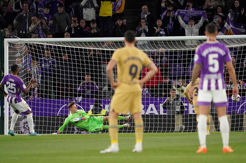 Striker Kanada Cyle Larin menambahkan gol kedua dari titik penalti setelah Eric Garcia menjatuhkan Gonzalo Plata di area terlarang. Skor 2-0 bertahan hingga jeda.