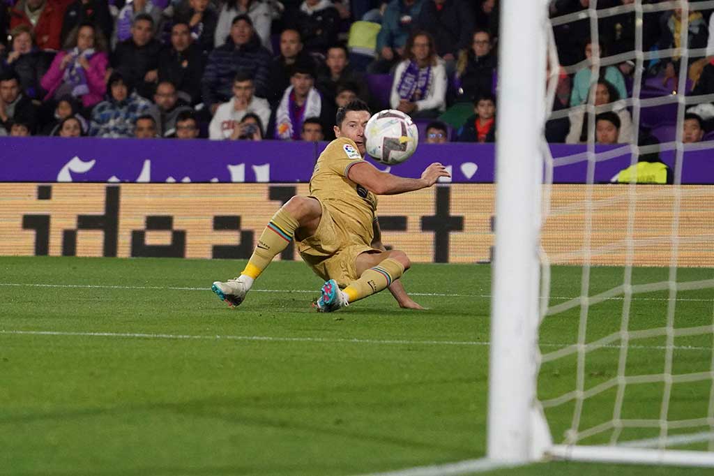 Pencetak gol terbanyak LaLiga Robert Lewandowski mencetak gol hiburan untuk Catalan di menit-menit akhir pertandingan, menyelesaikan umpan matang Frenkie de Jong.