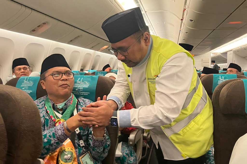 Menteri Agama Yaqut Cholil Qoumas melepas keberangkatan jemaah calon haji kelompok terbang (kloter) 1 Embarkasi Jakarta-Pondok Gede (JKG 01) di Bandara Soekarno-Hatta, Tangerang, Banten, Rabu, 24 Mei 2023.