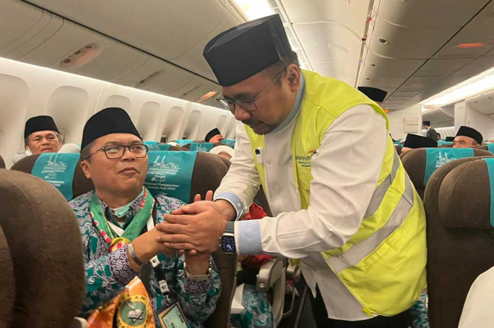 Menteri Agama Yaqut Cholil Qoumas melepas keberangkatan jemaah calon haji kelompok terbang (kloter) 1 Embarkasi Jakarta-Pondok Gede (JKG 01) di Bandara Soekarno-Hatta, Tangerang, Banten, Rabu, 24 Mei 2023.