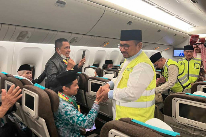 Kondisi di Arab Saudi, kata dia, berbeda dengan di Indonesia. Cuaca di Arab Saudi jauh lebih panas ketimbang Indonesia sehingga jemaah harus dapat menyesuaikan diri. Di satu sisi, pemerintah juga telah menyiapkan para petugas untuk memberikan layanan kesehatan.