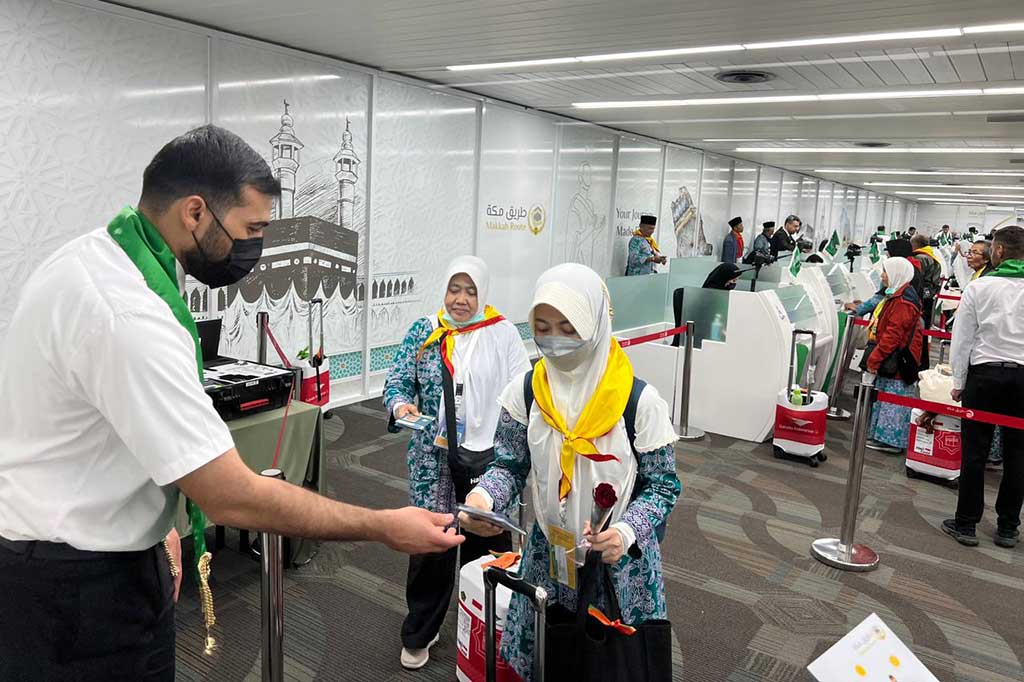 Menurut Yaqut, ibadah haji memerlukan fisik yang prima. Karenanya, jamaah harus selalu memperhatikan aspek kesehatan selama di perjalanan, di Arab Saudi, hingga nantinya kembali ke Tanah Air.