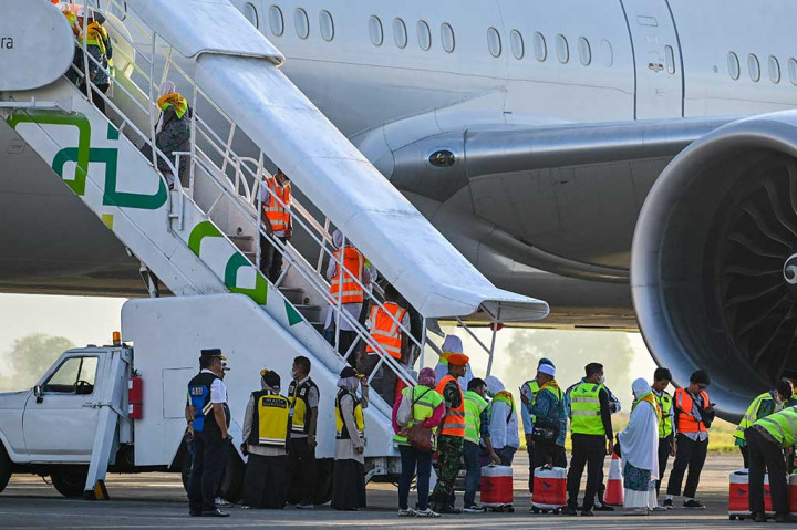 Sebanyak 393 jemaah calon haji Embarkasi Aceh diterbangkan ke Madinah, Arab Saudi, menggunakan pesawat Garuda Indonesia Boing 777-300 ER melalui Bandara Internasional Sultan Iskandar Muda (SIM) Blang Bintang, Aceh Besar pada Rabu, 24 Mei 2023 pagi.