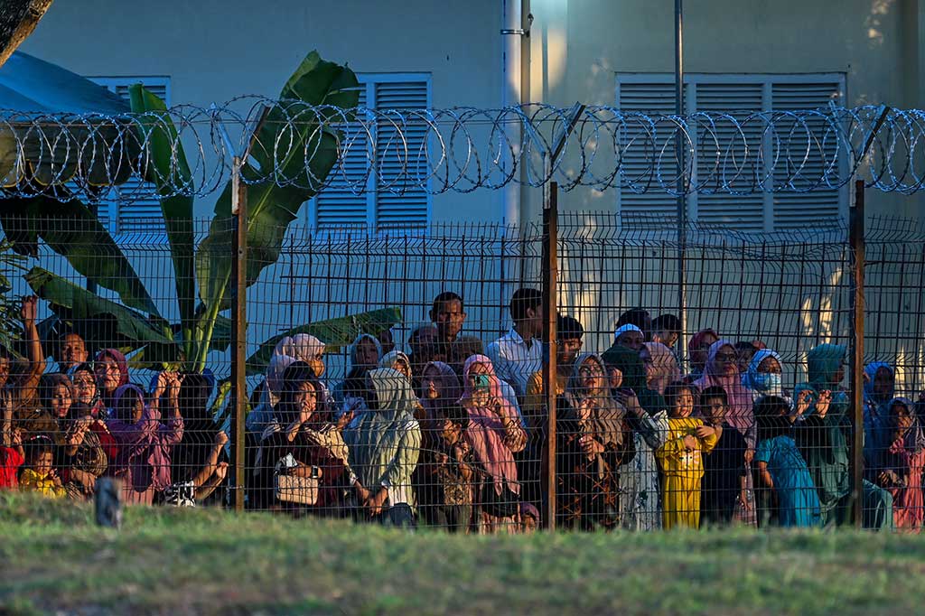 Beberapa keluarga juga mengantarkan jamaah. Namun, hanya dapat menyaksikan keberangkatan dari luar pekarangan bandara.