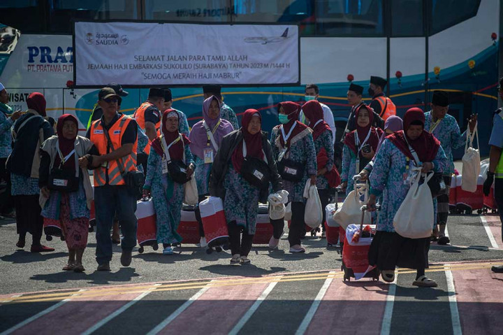 Calon jemaah haji bersiap menaiki pesawat di Bandara Juanda, Sidoarjo, Jawa Timur, Rabu, 24 Mei 2023. Tiga kloter calon jemaah haji Embarkasi Surabaya diberangkatkan ke Tanah Suci dari Bandara Juanda hari ini.