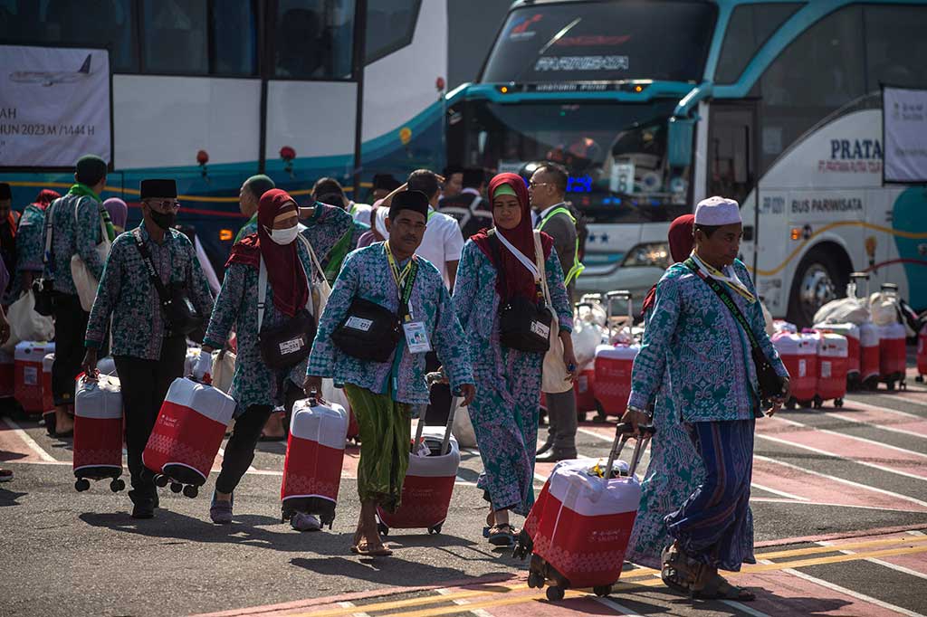 Kloter pertama sebanyak 445 calon jemaah haji asal Kabupaten Bangkalan, terdiri dari 220 calon jamaah haji laki-laki dan 225 perempuan, serta ditambah lima pendamping. Kloter pertama diterbangkan sekitar pukul 9.30 WIB.