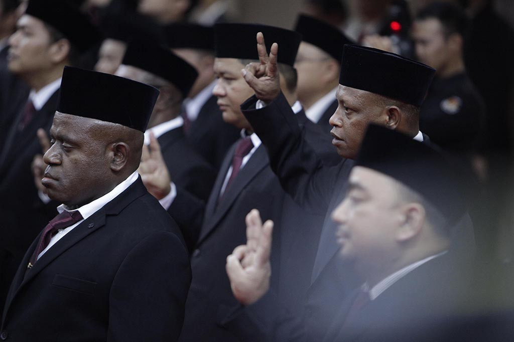 Dia juga mengingatkan agar para anggota KPU provinsi itu bisa beradaptasi dengan cepat, menaati pedoman etik penyelenggara pemilu, termasuk dalam kehidupan sehari-hari, agar mereka bisa tetap menjaga independensi lembaga penyelenggara pemilu, khususnya KPU.