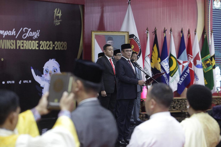 Hasyim meminta para anggota KPU tersebut dapat memenuhi tugas dan kewajiban dengan sebaik-baiknya sesuai peraturan perundang-undangan dan berpedoman pada Pancasila dan UUD Negara Republik Indonesia 1945.