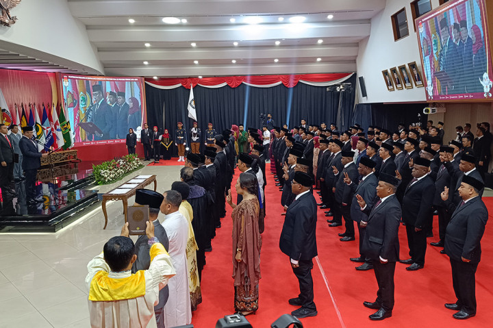 Pelantikan anggota KPU provinsi itu dilakukan di tengah tahapan penyelenggaraan Pemilihan Umum (Pemilu) Serentak 2024.