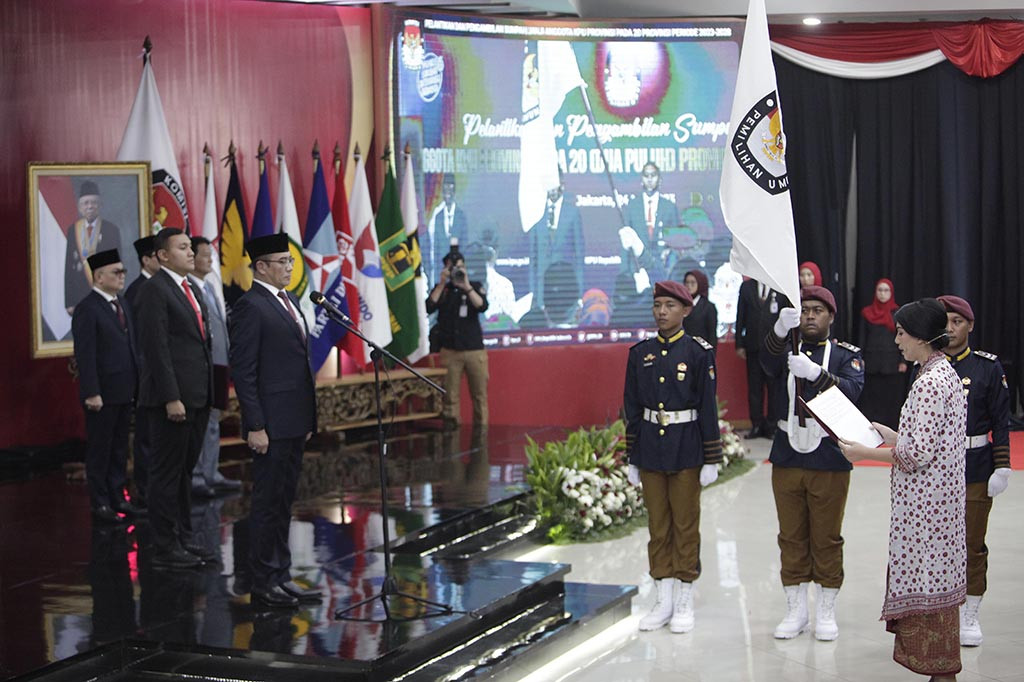 Kemudian, Hasyim meminta mereka segera berkomunikasi dengan seluruh pemangku kepentingan, KPU Pusat, hingga KPU kabupaten dan kota begitu mulai bertugas. Menurutnya, komunikasi dengan pimpinan partai di tingkat provinsi, lembaga kemasyarakatan, dan media juga menjadi hal penting.