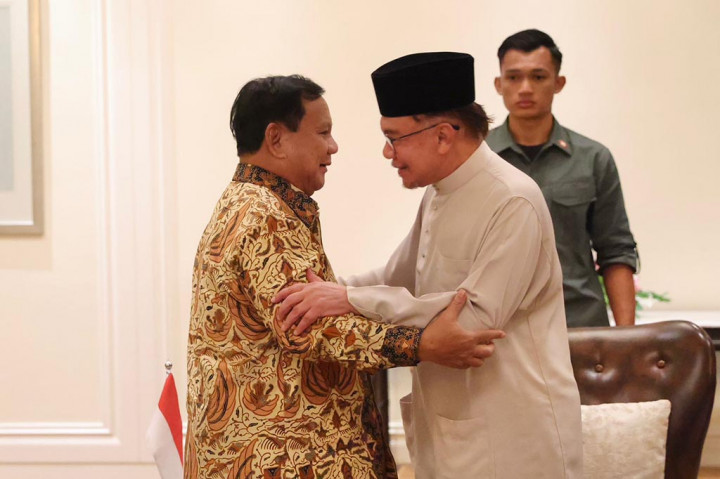 Menteri Pertahanan RI Prabowo Subianto melakukan pertemuan bilateral dengan Perdana Menteri Malaysia Anwar Ibrahim, di sela-sela kegiatan The 16th Langkawi International Maritime and Aerospace Exhibition 2023 (LIMA 2023), di Malaysia, pada Selasa, 23 Mei 2023 malam.