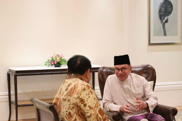 “Alhamdulillah kemarin malam saya dapat bersilaturahmi dengan Yang Amat Berhormat Perdana Menteri Malaysia Dato’ Seri Anwar Ibrahim di Langkawi Malaysia,” kata Menhan Prabowo.