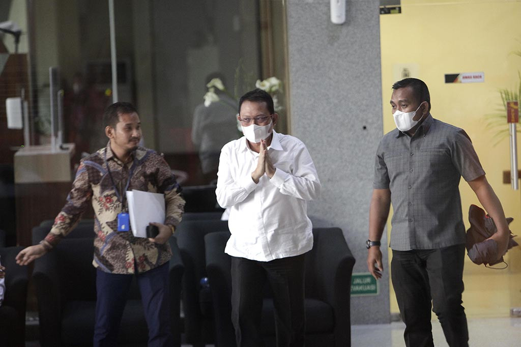 Hasbi menjalani pemeriksaan oleh Penyidik KPK selama hampir 7 jam, sedangkan yang bersangkutan mulai diperiksa penyidik sekitar pukul 10.00 WIB dan selesai diperiksa pukul 17.00 WIB.