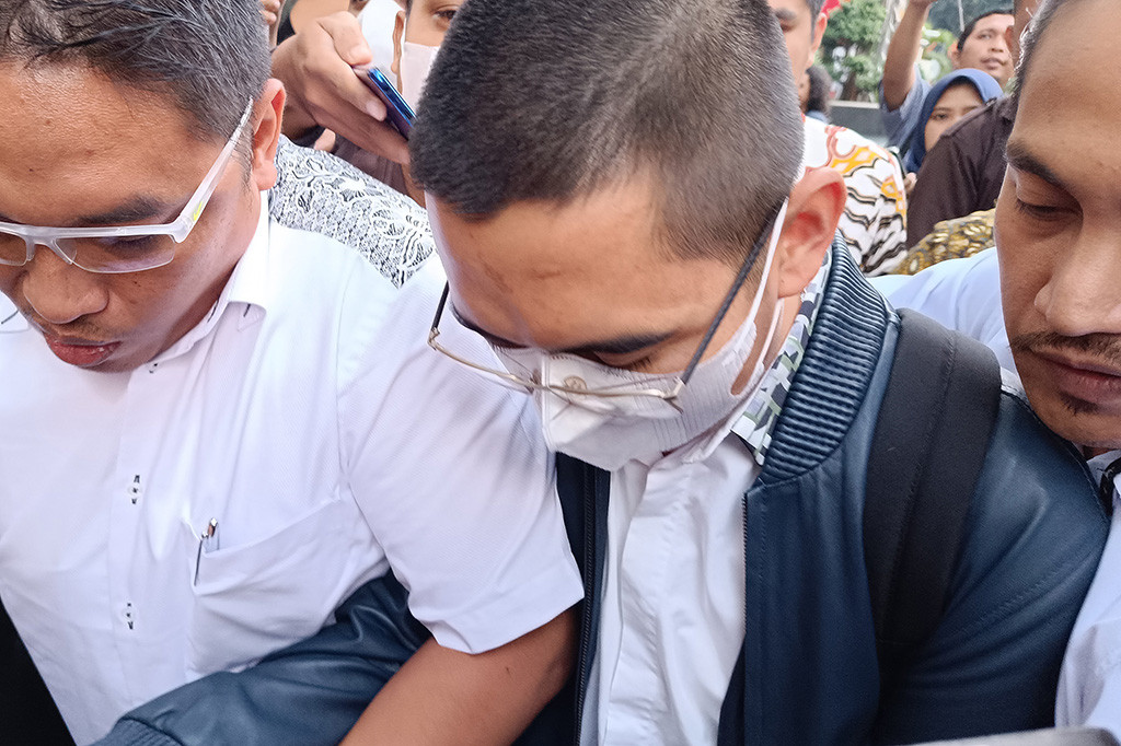 Sedangkan eks Komisaris PT Wika Beton Dadan Tri Yudianto selesai diperiksa sekitar pukul 17.20 WIB dan yang bersangkutan tidak banyak berkomentar soal pemeriksaannya.