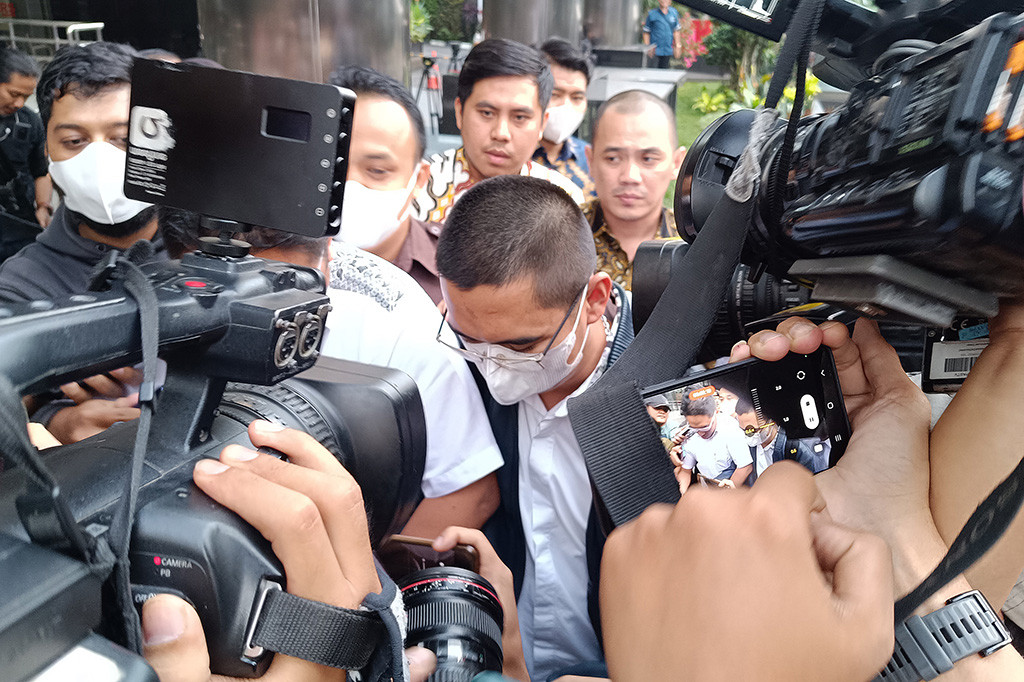 Komisi Pemberantasan Korupsi (KPK) hingga saat Ini belum memberikan keterangan resmi terkait status Hasbi Hasan dan Dadan Tri Yudianto di dalam kasus tersebut.