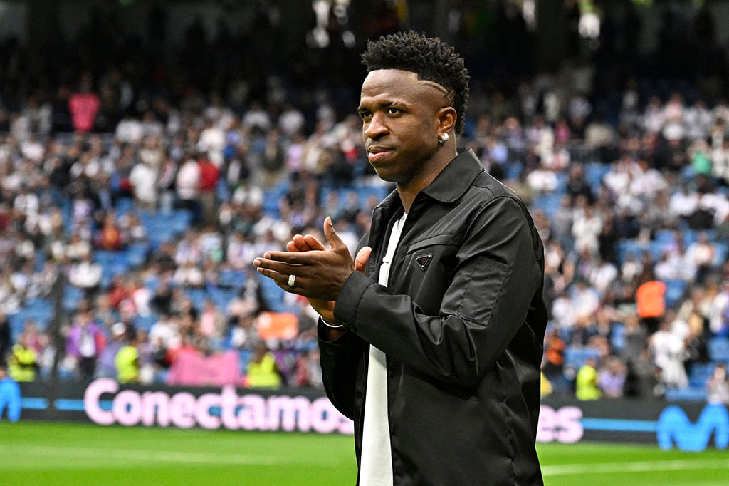 Sementara pemain berusia 22 tahun yang masih mengalami ketidaknyamanan di kakinya itu juga tampil di stadion untuk mengucapkan terima kasih kepada semua orang atas curahan kasih sayang dan solidaritas yang telah diterimanya untuk menghadapi tindakan rasial.