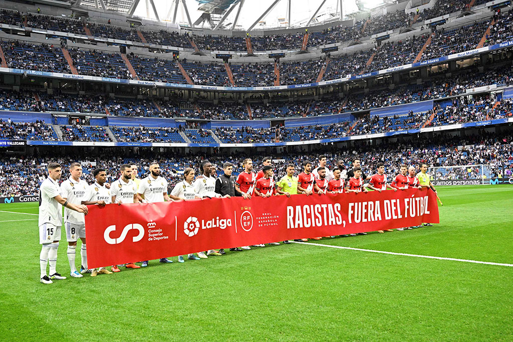 Dalam lanjutan pekan Liga Spanyol atau LaLiga antara Real Madrid melawan Rayo Vallecano di Stadion Santiago Bernabeu, Rabu waktu setempat atau Kamis, 25 Mei 2023 dinihari WIB, para pemain dari kedua kubu melakukan kampanye anti tindakan rasial.