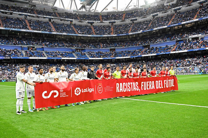 Dalam lanjutan pekan Liga Spanyol atau LaLiga antara Real Madrid melawan Rayo Vallecano di Stadion Santiago Bernabeu, Rabu waktu setempat atau Kamis, 25 Mei 2023 dinihari WIB, para pemain dari kedua kubu melakukan kampanye anti tindakan rasial.