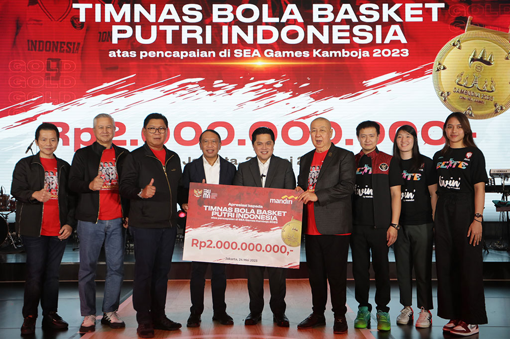 (Dari kiri) President Director AAX Mandiri Financial Services Handoyo G Kusuma, Direktur Hubungan Kelembagaan Bank Mandiri Rohan Hafas, Direktur Utama Bank Mandiri Darmawan Junaidi, Komisaris Bank Mandiri Zainuddin Amali, Menteri BUMN Erick Thohir, Ketua Perbasi Danny Kosasih, Manajer Timnas Basket Putri Christopher Tanuwidjaja, serta Atlet Timnas Henny Sutjiono dan Dewa Ayu Made Sriartha, saat penyerahan apresiasi atas pencapaian medali emas pertama kali di ajang SEA Games 2023, Kamboja yang dilakukan di Plaza Mandiri, Jakarta, Rabu, 24 Mei 2023 malam. 