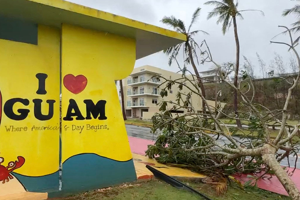 Potret kerusakan yang disebabkan oleh angin kencang dan curah hujan sehari setelah Topan Mawar melewati Teluk Tumon, Guam, 25 Mei 2023.