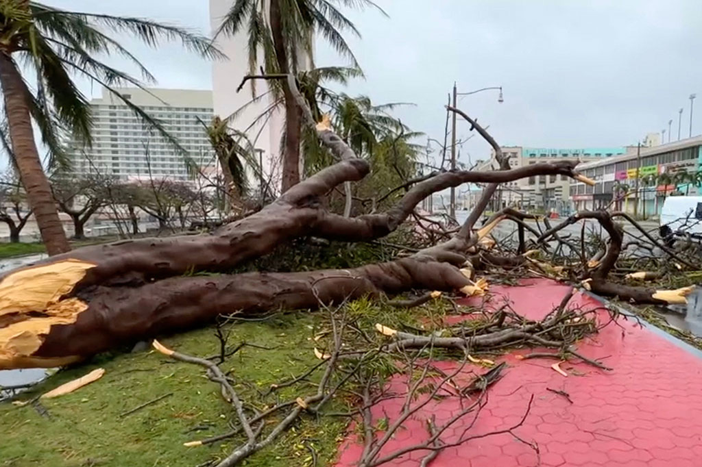 Layanan Cuaca Nasional AS melaporkan, Mawar membawa angin dengan kecepatan hingga 225 kilometer (140 mil) per jam, menimbulkan gelombang setinggi sembilan meter (30 kaki). Tidak ada kematian atau cedera yang dilaporkan.