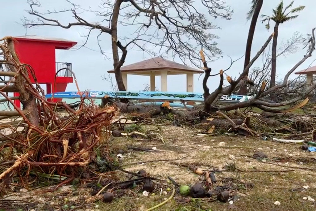 Di salah satu dari banyak hotel di pulau itu, Dusit Thani Guam Resort 30 lantai yang menampung sekitar 300 tamu, petugas hotel Casey Hattory mengatakan lobi dibanjiri air setinggi sekitar 30 cm, bahkan pintu depan harus dibarikade dengan papan dan kantong beton. Di luar, pepohonan patah tertiup angin yang menderu-deru.