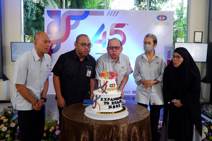 (Dari kiri) Direktur Keuangan Indocater Riansah Abbas, CEO Media Group M Mirdal Akib, Direktur Utama Indocater Ignatius Budiman, Komisaris Indocater Marcella Sapardan, dan Direktur Human Capital Management Indoncater Trini Soemarko meniup lilin saat syukuran HUT ke-45 PT Indocater di Media Cafe, Kedoya, Kebon Jeruk, Jakarta Barat, Kamis, 25 Mei 2023.