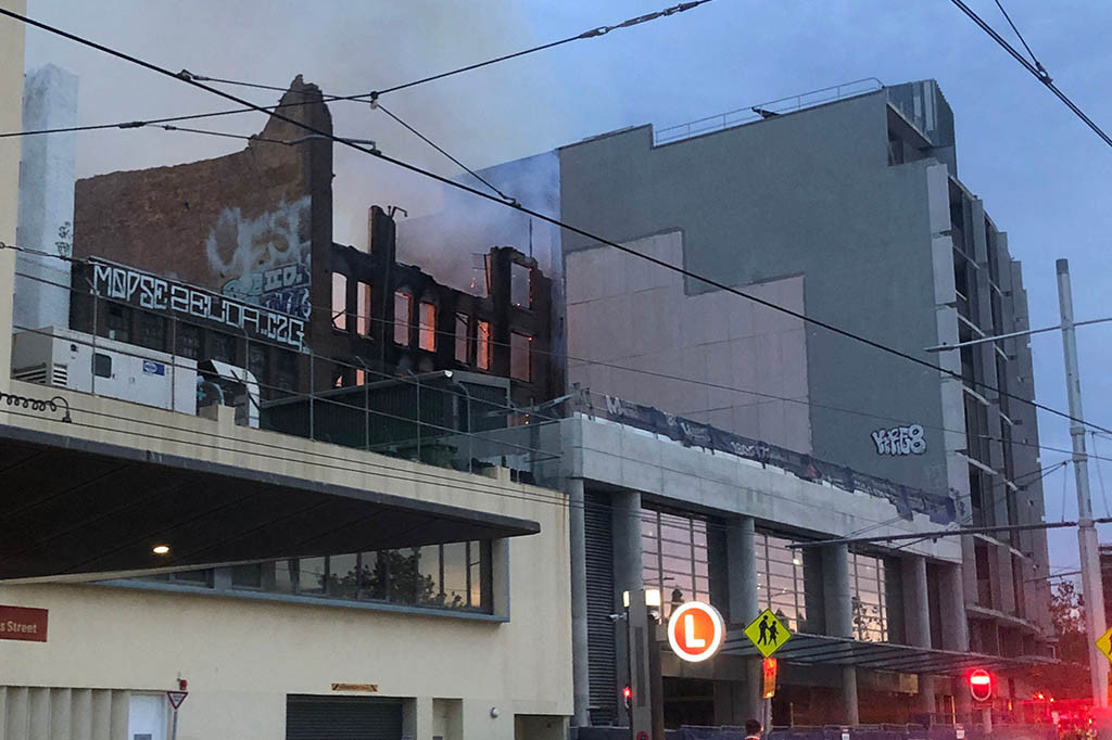 Layanan darurat mengatakan mereka mengerahkan lebih dari 100 petugas pemadam kebakaran, dengan 20 truk pemadam kebakaran, yang bekerja untuk menahan dan memadamkan api di Randle Street dekat Stasiun Pusat kota.