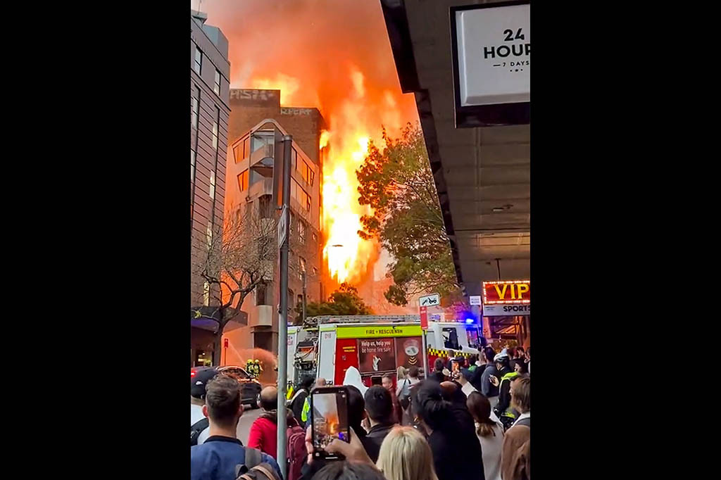 Lebih dari 100 petugas pemadam kebakaran berjuang melawan api yang menjulang tinggi dan asap tebal dari kobaran api tujuh lantai di Sydney tengah pada hari Kamis, 25 Mei 2023 yang menyebar ke bangunan lain.