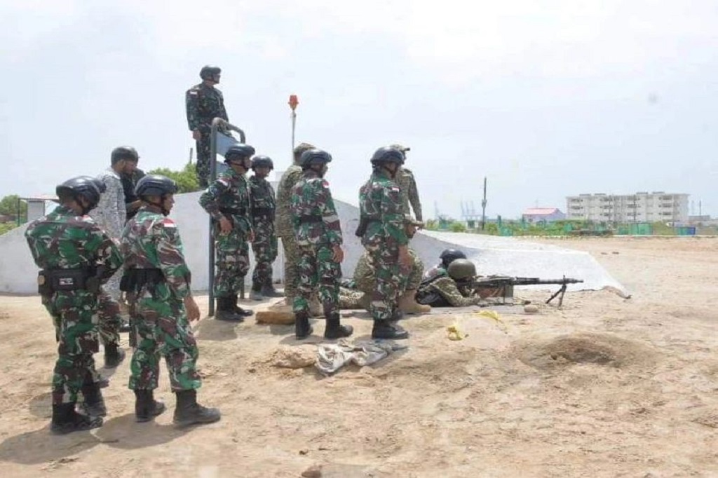 Setelah itu PAK Marines juga memperkenalkan Pistol Baretta dan senjata mesin sedang jenis MG3 kepada Prajurit Korps Marinir sekaligus menjajal langsung senjata tersebut.