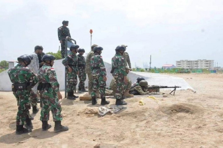 Setelah itu PAK Marines juga memperkenalkan Pistol Baretta dan senjata mesin sedang jenis MG3 kepada Prajurit Korps Marinir sekaligus menjajal langsung senjata tersebut.