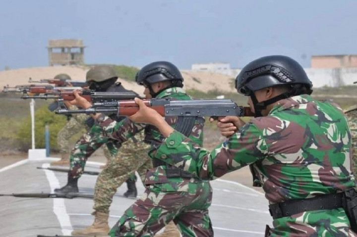 Kegiatan ini diawali dengan menembak senapan laras panjang jenis G3 dan SMG yang dimiliki oleh PAK Marines, meski dengan cuaca di Pakistan yang cukup panas, para Prajurit Korps Marinir tampak mampu menguasai dengan cepat senjata yang dimiliki oleh PAK Marines tersebut.