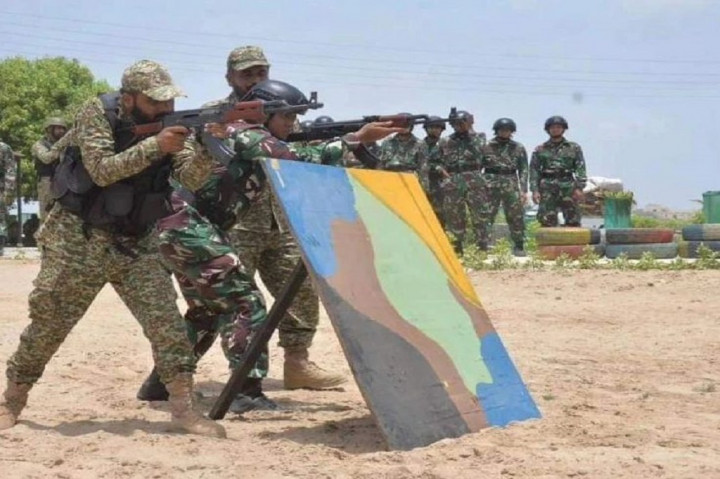 Latihan Bersama (Latma) Keris Talwar 2023 antara Korps Marinir TNI AL dengan Pakistan Marines (PAK Marines) saling menunjukkan skill menembak di PNS Himalaya Firing Range, Karachi - Pakistan, Selasa, 23 Mei 2023.