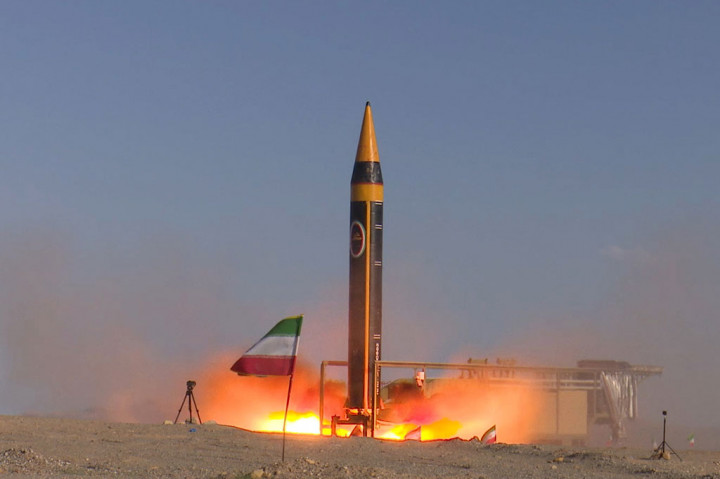 Kementerian Pertahanan Iran, Kamis, 25 Mei 2023, meluncurkan rudal balistik baru dari lokasi yang dirahasiakan. Rudal tersebut  bisa mencapai jangkauan 2.000 kilometer (1.242 mil) dan kapasitas untuk membawa hulu ledak seberat lebih dari satu ton.