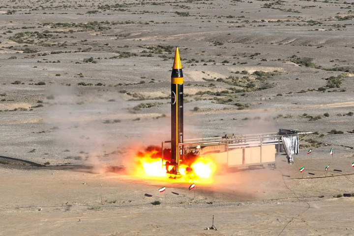 Rudal Kheibar – versi terbaru dari Khorramshahr yang merupakan rudal jarak jauh Iran hingga saat ini – diluncurkan di samping replika Masjid Al-Aqsa di Yerusalem timur, dan disiarkan langsung di televisi pemerintah.