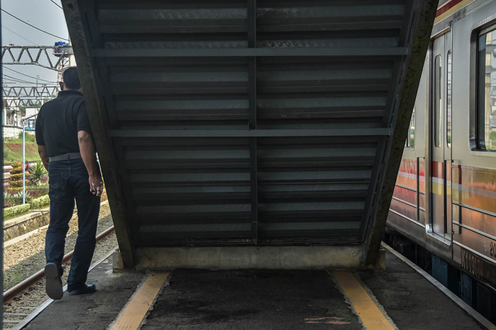 Kondisi ini sangat membahayakan karena jika tidak hati-hati melangkah, warga bisa terjatuh dari peron.