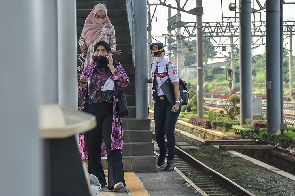 Jarak antara tangga dan rel kereta yang hanya menyisakan seukuran kaki orang dewasa membuat warga kesulitan berjalan melewati peron tersebut.