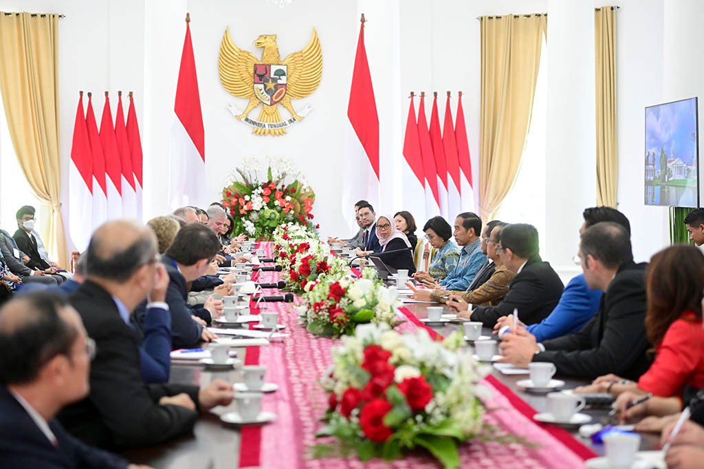 “Pertama, mengenai bagaimana Indonesia meningkatkan ekosistem dari industri electric vehicle atau mobil listrik yang memang Indonesia memiliki sumber daya mineral yang sangat besar. Yang kedua, bagaimana Indonesia bisa juga mendapatkan fasilitas untuk masuk di dalam pasar electric vehicle di Amerika Serikat dan bagaimana kita bisa meningkatkan peranan dan juga kemampuan untuk menarik investasi,” ucap Menkeu.