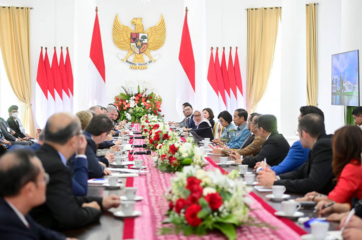 “Pertama, mengenai bagaimana Indonesia meningkatkan ekosistem dari industri electric vehicle atau mobil listrik yang memang Indonesia memiliki sumber daya mineral yang sangat besar. Yang kedua, bagaimana Indonesia bisa juga mendapatkan fasilitas untuk masuk di dalam pasar electric vehicle di Amerika Serikat dan bagaimana kita bisa meningkatkan peranan dan juga kemampuan untuk menarik investasi,” ucap Menkeu.