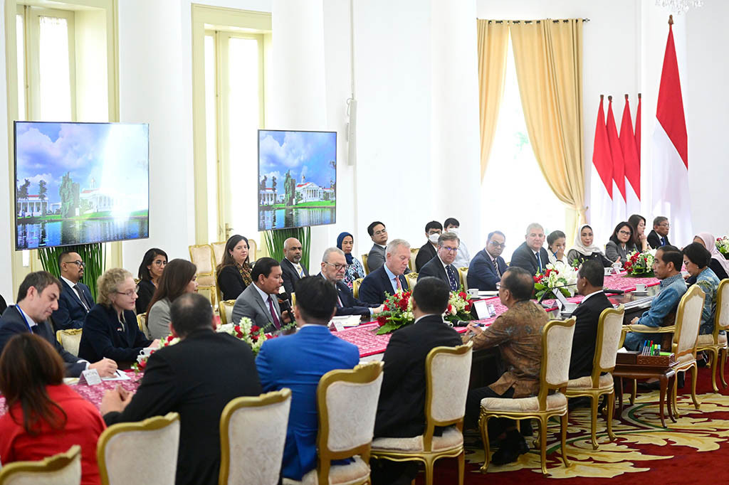 Selain itu, Menkeu mengatakan bahwa Presiden dan sejumlah perusahaan di bidang industri energi membahas mengenai isu perubahan iklim dan pentingnya teknologi carbon capture. Pemerintah Indonesia pun akan mematuhi komitmen dalam menghadapi perubahan iklim.