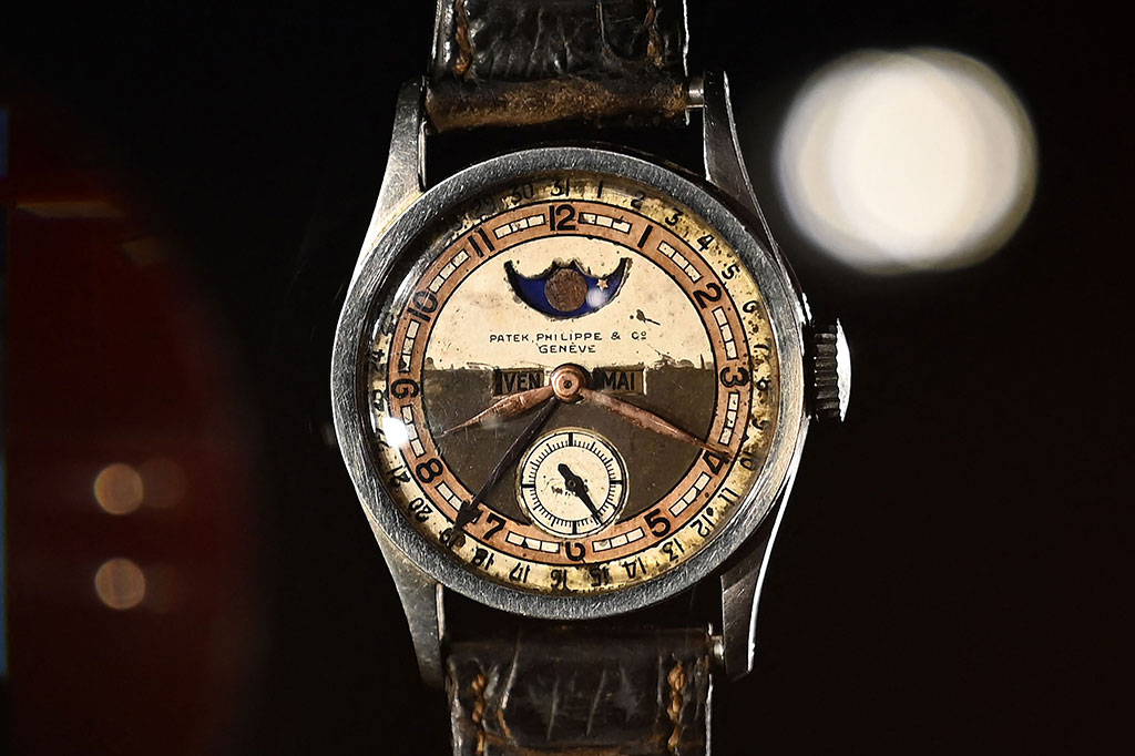 Jam tangan antik merek Patek Philippe yang pernah dimiliki oleh kaisar terakhir Tiongkok terjual dengan harga HKD40 juta (senilai Rp76,3 miliar) dalam lelang di Hong Kong, Selasa, 23 Mei 2023.