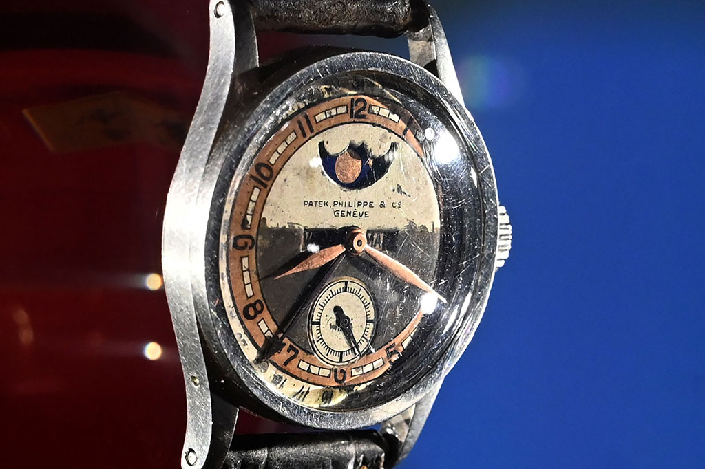 Jam tersebut sebelumnya diperkirakan terjual sekitar USD3 juta, tetapi setelah sekitar lima menit penawaran, terjual seharga HKD40 juta (USD5,1 juta). Dengan biaya premium pembeli, total harga mencapai sekitar USD6,2 juta.