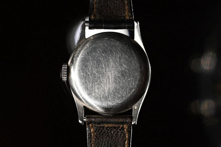 Kepala bidang jam pada rumah lelang Philips Asia, Thomas Perazzi, mengungkapkan bahwa itu adalah rekor harga tertinggi dari semua pelelangan jam tangan bekas milik kaisar.