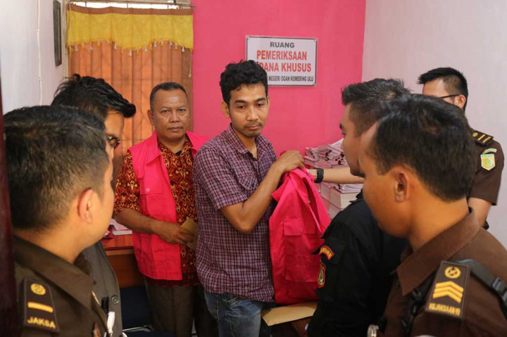 Kejaksaan Negeri Ogan Komering Ulu (OKU) menetapkan dua orang sebagai tersangka korupsi dana program Selamatkan Lahan Rawa Sejahterakan Petani (Serasi) yang bersumber dari APBN tahun anggaran 2019.