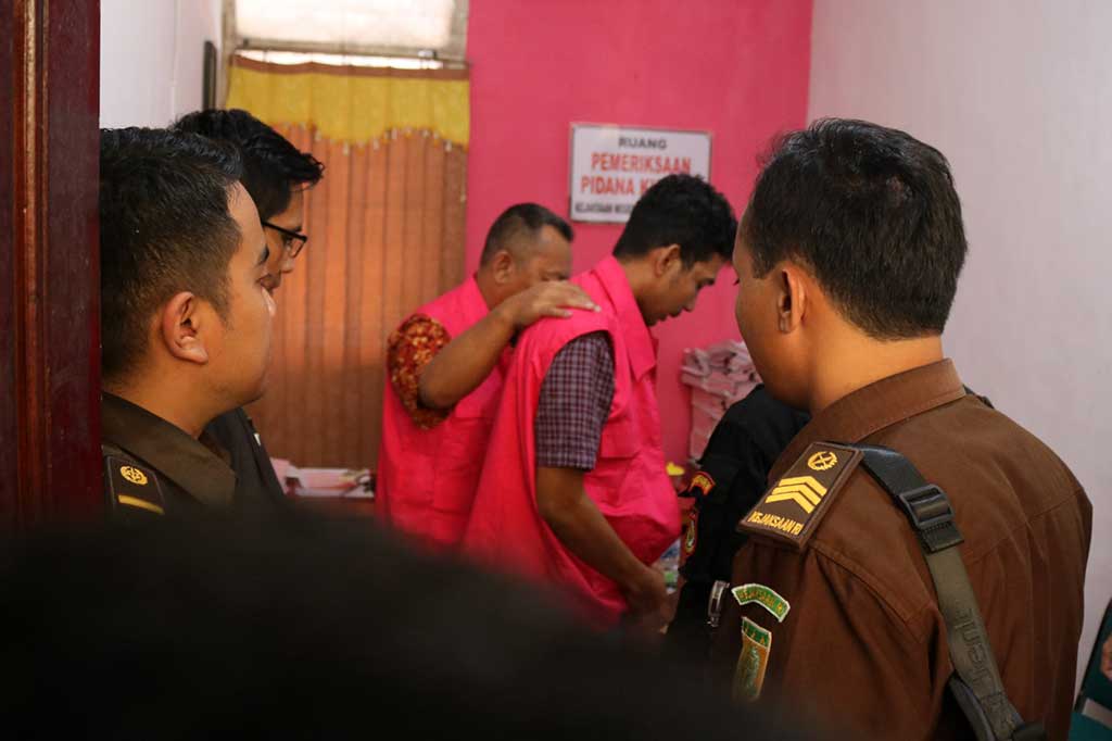Kepala Kejaksaan Negeri OKU, Choirun Parapat mengatakan kedua tersangka kasus dugaan korupsi ini yakni berinisial AP selaku pejabat pembuat komitmen dan HH selaku tenaga kerja sukarela di Dinas Pertanian Kabupaten OKU.