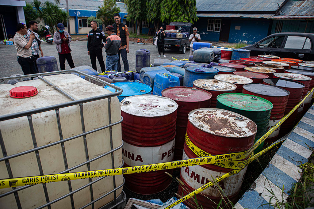 Petugas memperlihatkan barang bukti jeriken dan drum berisi bahan bakar minyak (BBM) ilegal jenis minyak tanah yang diamankan di halaman Polres Palu, Sulawesi Tengah, Jumat, 26 Mei 2023.