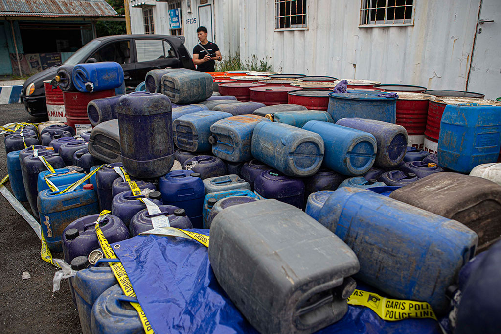 Kepolisian Resort (Polres) Palu, Sulawesi Tengah, membongkar jaringan penjual bahan bakar minyak (BBM) ilegal jenis minyak tanah. Dua pelaku dan barang bukti sebanyak 3.750 liter minyak tanah diamankan.
